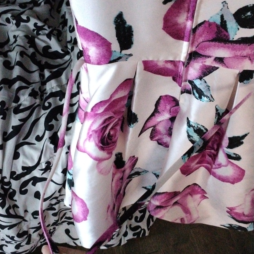 Dress - Picture 3 of 4